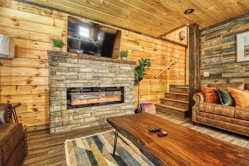 Adventure Retreat/Cabin/Pool+Hot Tub/Game Room+Theater Sevierville Eksteriør billede